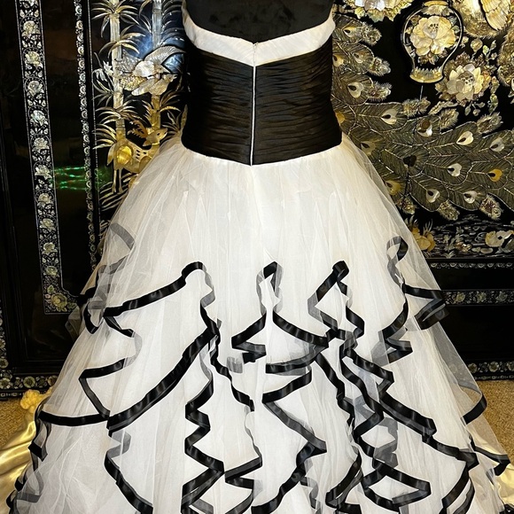 STRAPLESS White Tulle Ball Gown With Black Ribbon trim Size 12 Wedding or Prom - Picture 4 of 11